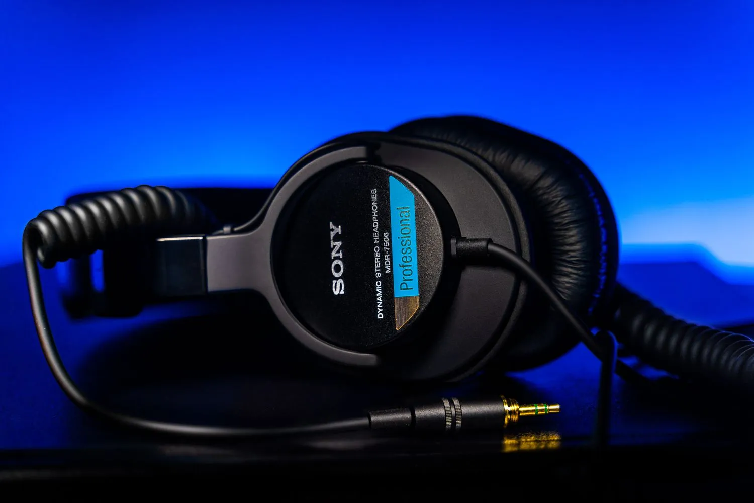 Tai Nghe Sony MDR-7506 cùng với đầu cắm mạ vàng