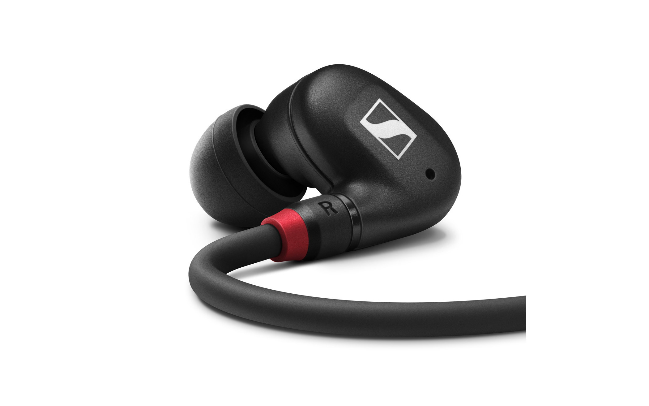 In-Ear Monitor IE100 Pro em út của Sennheiser