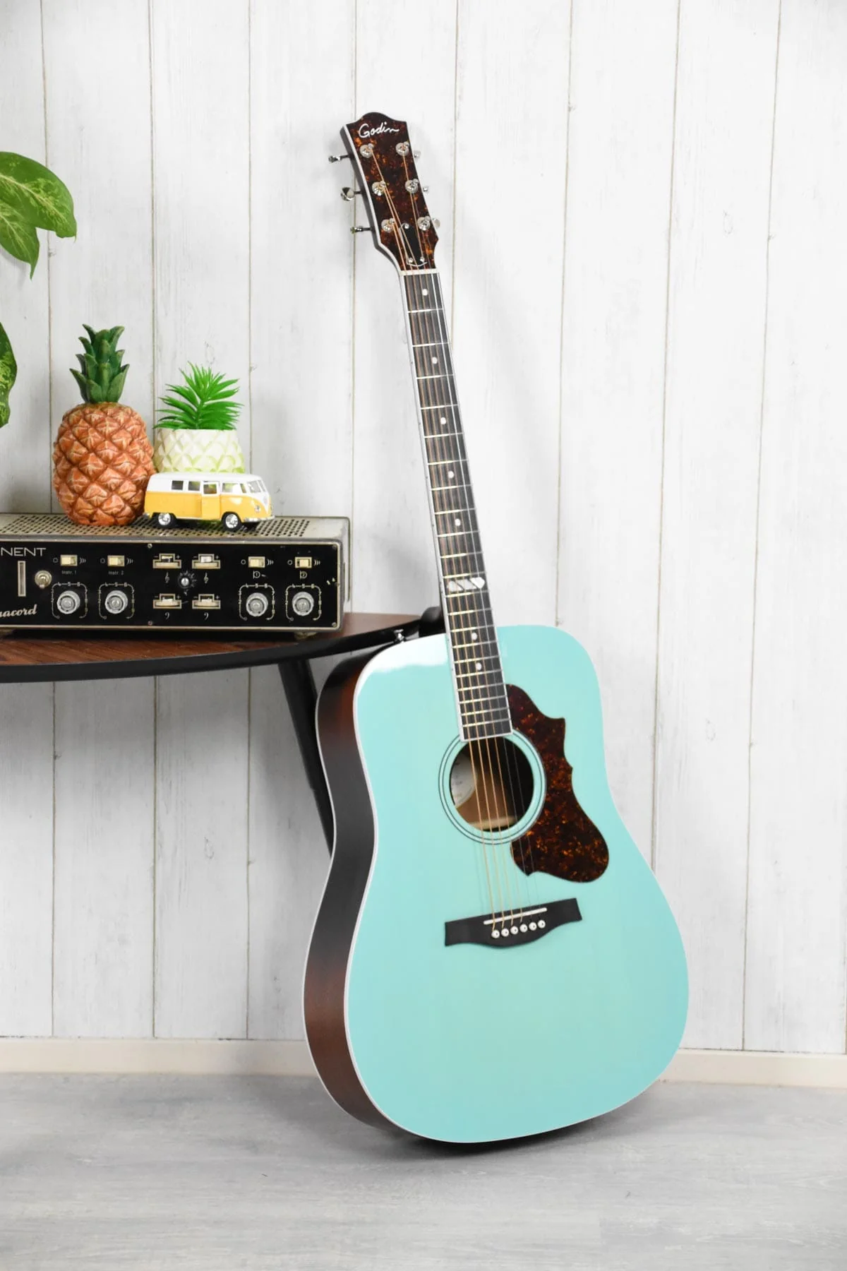 Godin Imperial GT EQ với thiết kế độc đáo