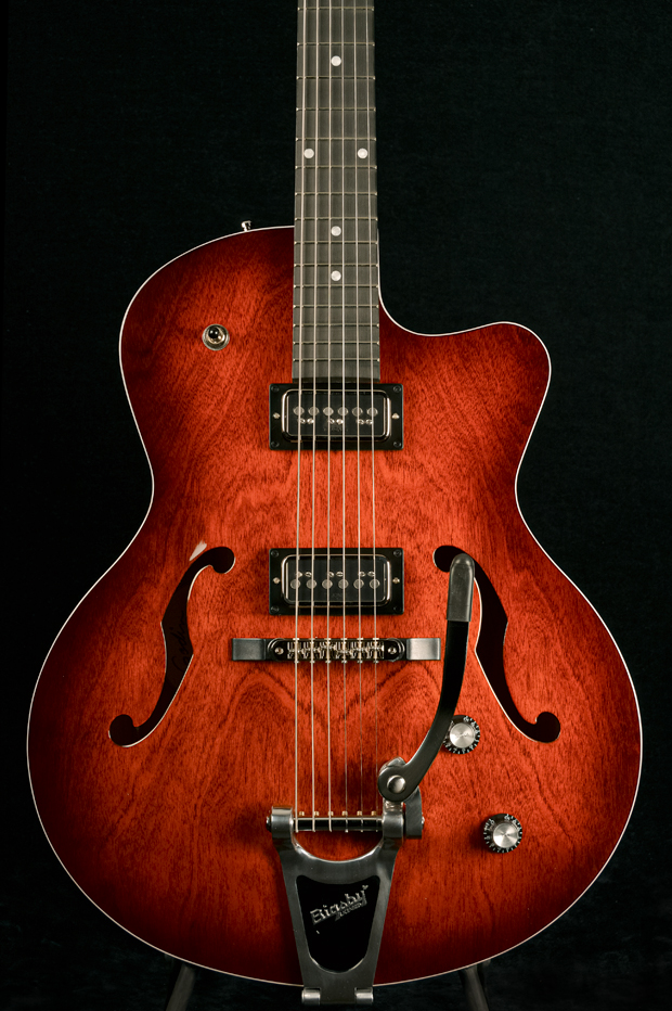 Godin 5th Avenue Uptown T-Armond