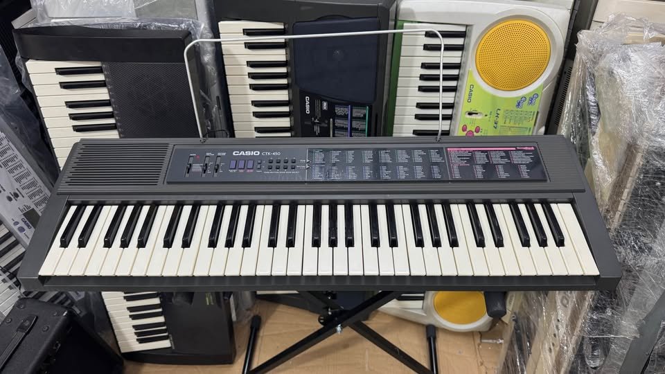 Đàn organ cũ Casio CTK-450 61 phím đặt trên chân chữ X