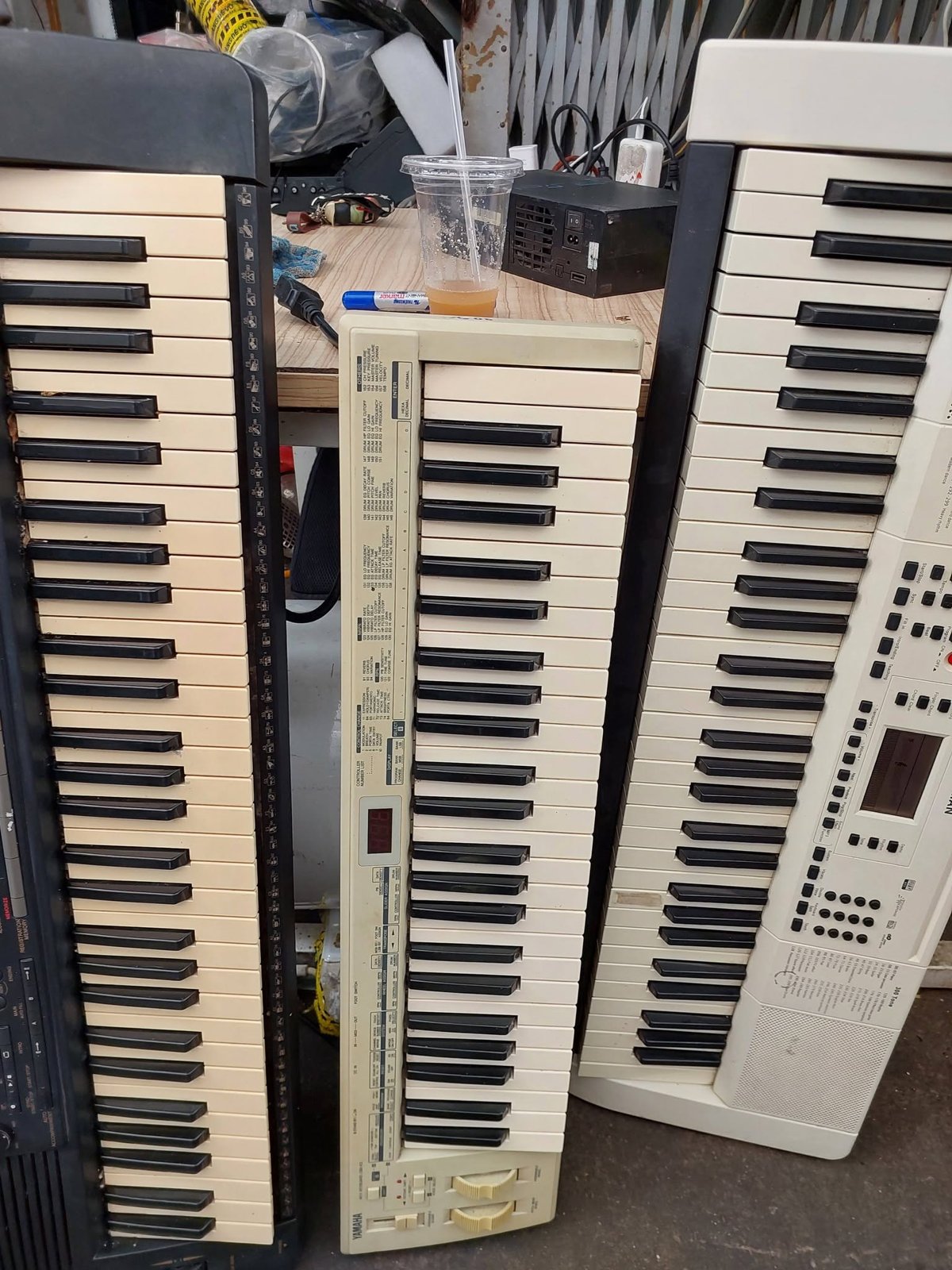 Đàn organ cũ Yamaha KX76 MIDI keyboard controller đang được kỹ thuật kiểm tra tại xưởng